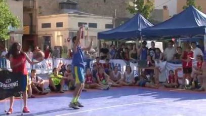 Unes quatre-centes persones participen al torneig 3×3 de Bàsquet a la plaça de Cal Font d’Igualada