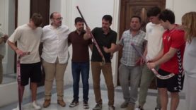 L’Igualada Hoquei Club estrena sticks personalitzats amb diferents imatges de la ciutat