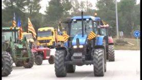 Una vuitantena de tractors d’arreu del país es concentren a Lledoners per reivindicar la llibertat dels presos