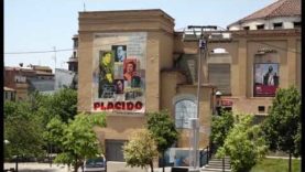 El gran mural que recorda l’estret lligam entre Manresa i la pel·lícula Plácido ha quedat aquest dilluns al matí penjat a la plaça Sant Domènec de Manresa