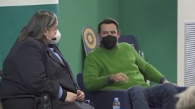 La lingüista Carme Junyent i l’humorista Òscar Andreu parlen de llengua, societat i escola a l’Àgora Educació