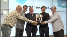 Joan Soteras entrega el títol de campions de la Tercera Federació, de la temporada passada, al Centre d’esports Manresa