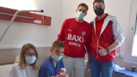 El Baxi Manresa recupera la visita nadalenca als infants ingressats a l’Hospital Sant Joan de Déu