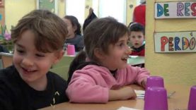 Miki Nuñez sorprèn els nens i nenes de l’Escola del Bosc de Mollet del Vallès