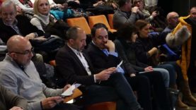 Un centenar de persones s’han donat cita aquest dimarts a la Sala Plana de l’Om de Manresa per fer memòria de la llum