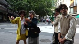 Una acció teatral inaugura la nova temporada de les cadires de la Rosita al Passeig