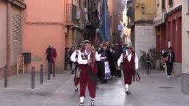 La bandera de la Puríssima passeja pel centre històric de Manresa