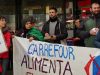 Manifestants protesten davant del Carrefour a favor del boicot a l’Estat d’Israel