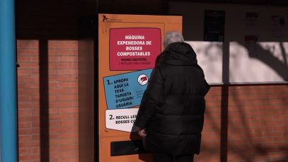 Manresa posa en funcionament la primera màquina dispensadora de bosses compostables a l’Espai jove Joan Amades