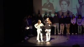 El Teatre Kursaal de Manresa s’omple d’alumnes de secundària per commemorar el Dia Internacional de les Víctimes de l’Holocaust