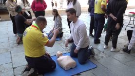 Tallers de reanimació cardiopulmonar a la Plaça Major de Vic